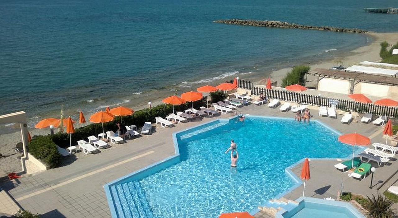 Hotel Haris On The Beach Ajía Marína Kültér fotó